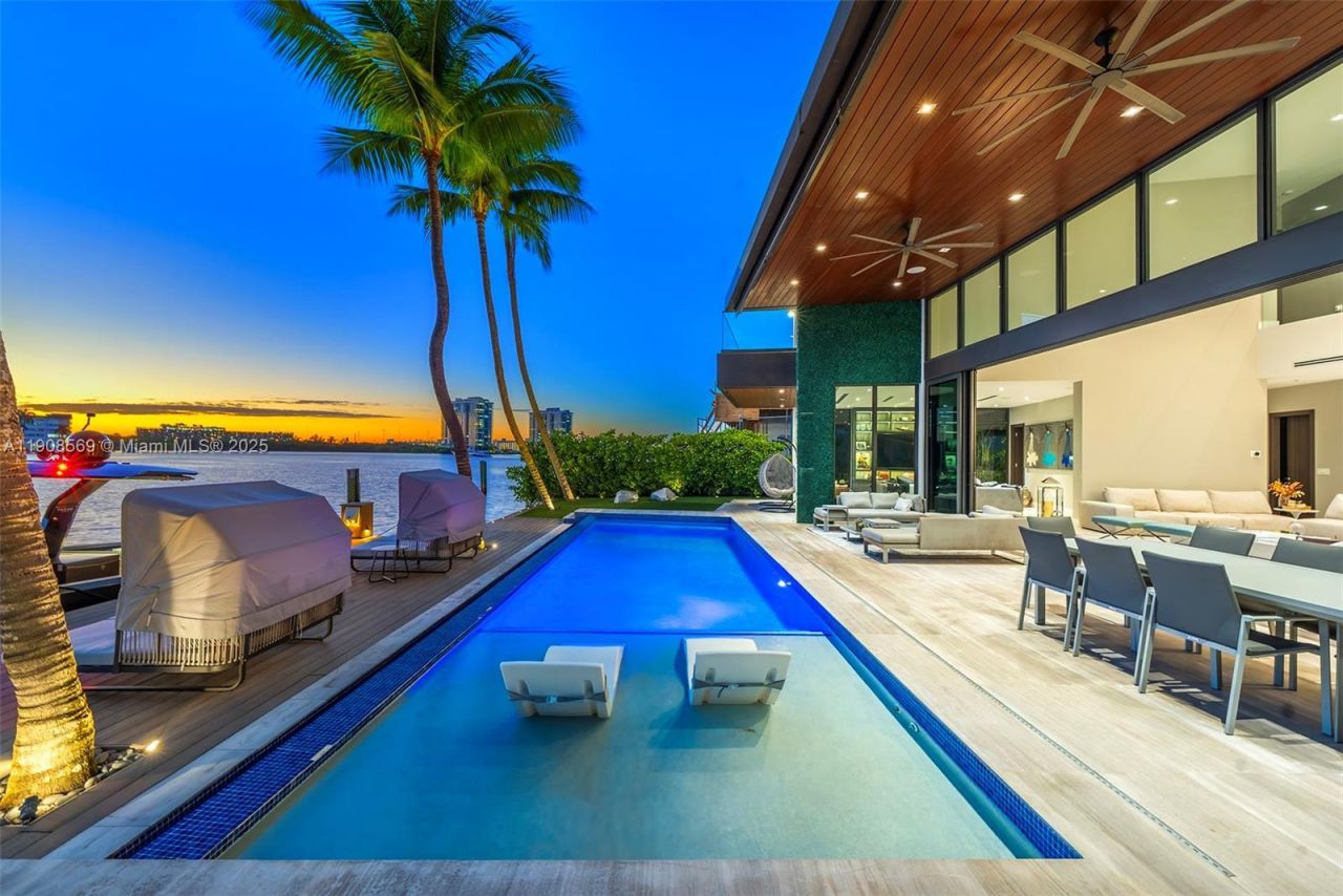 16470 NE 30th Ave, North Miami Beach, FL 33160 Photo