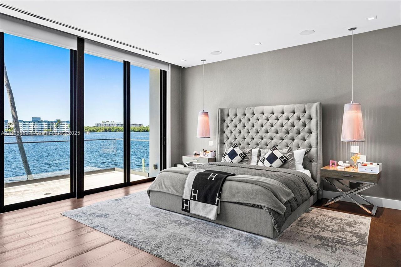 16470 NE 30th Ave, North Miami Beach, FL 33160 Photo