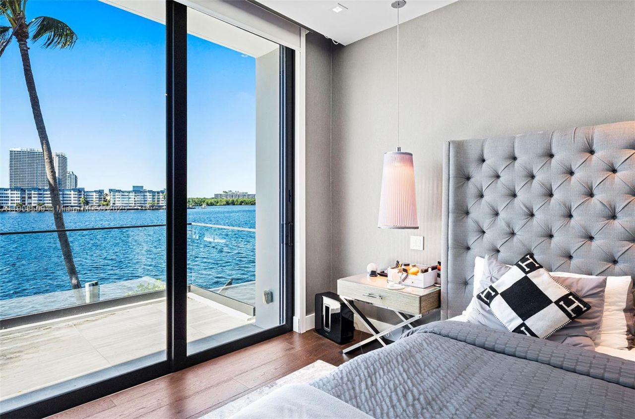 16470 NE 30th Ave, North Miami Beach, FL 33160 Photo