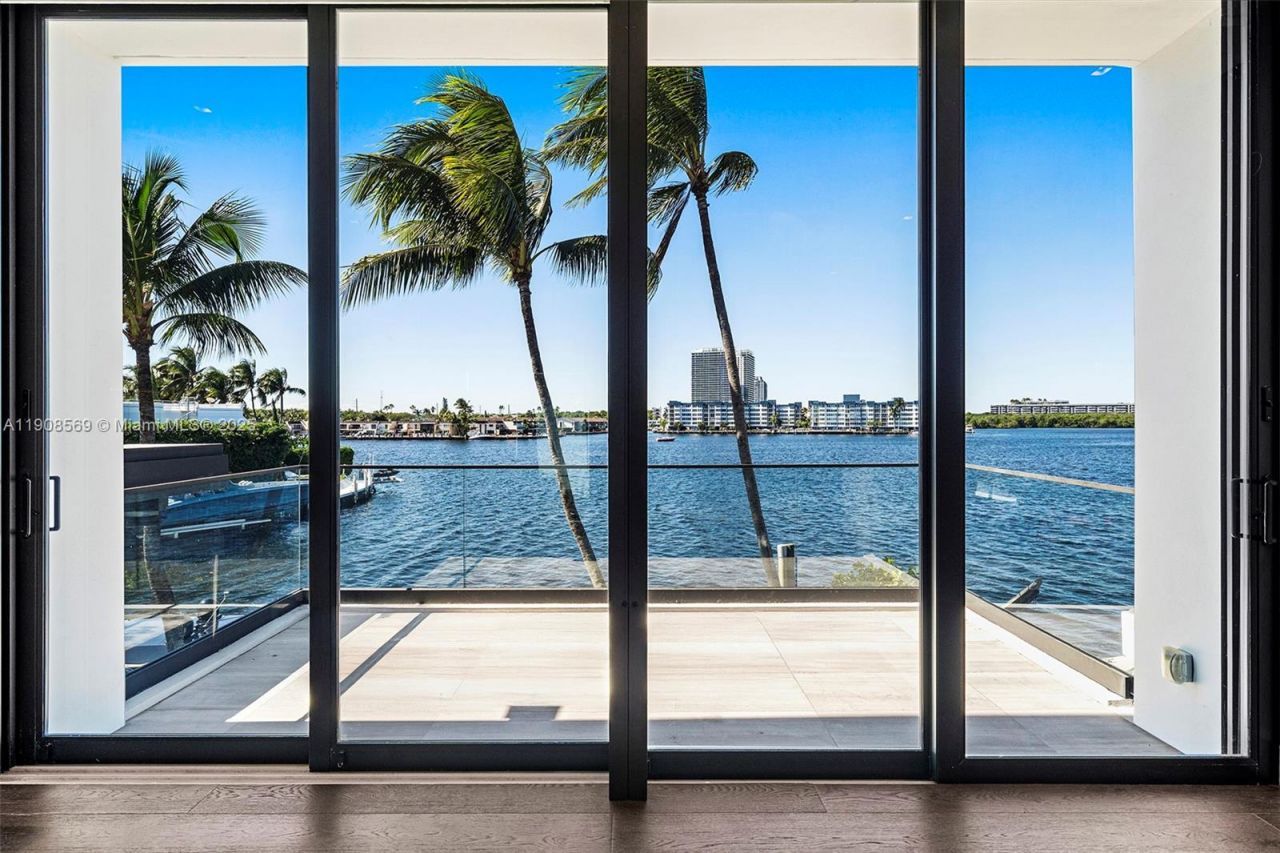 16470 NE 30th Ave, North Miami Beach, FL 33160 Photo