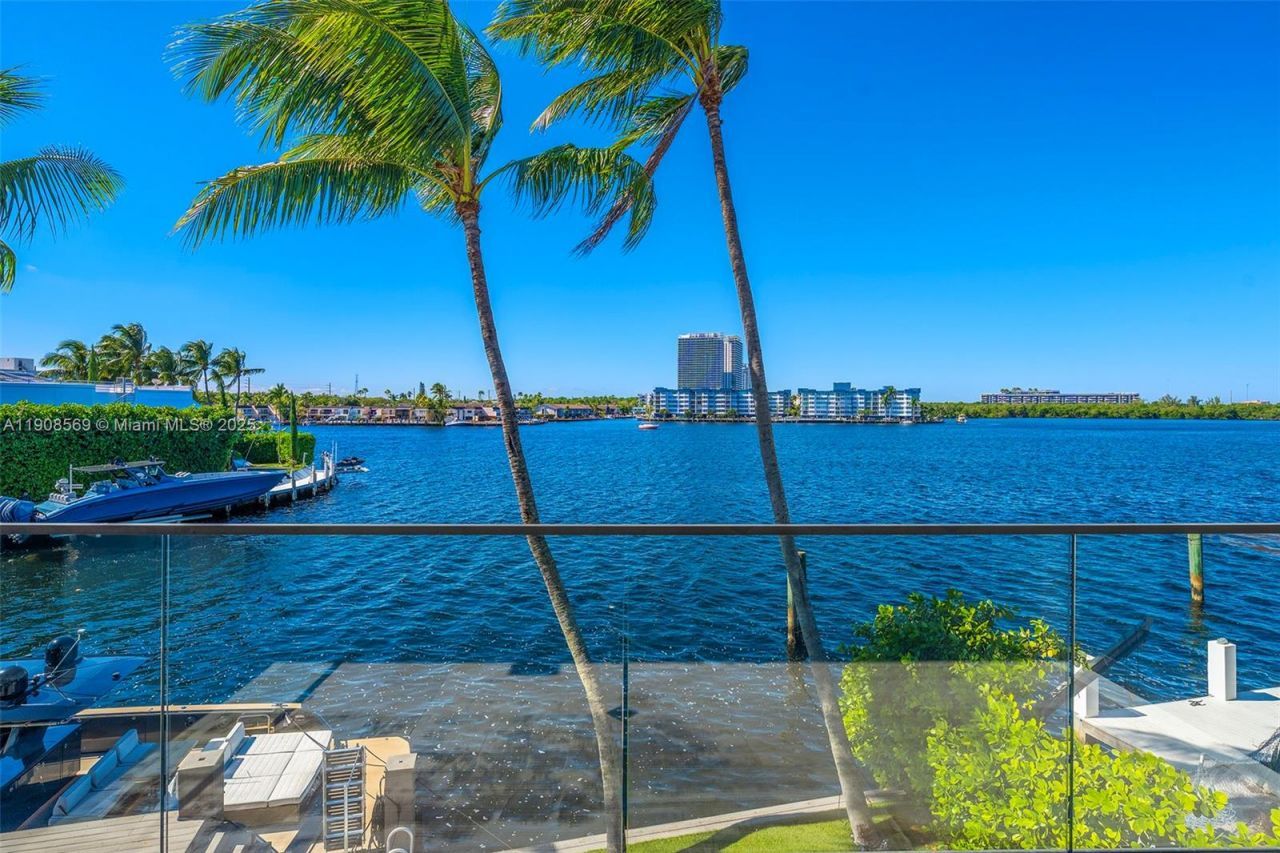 16470 NE 30th Ave, North Miami Beach, FL 33160 Photo