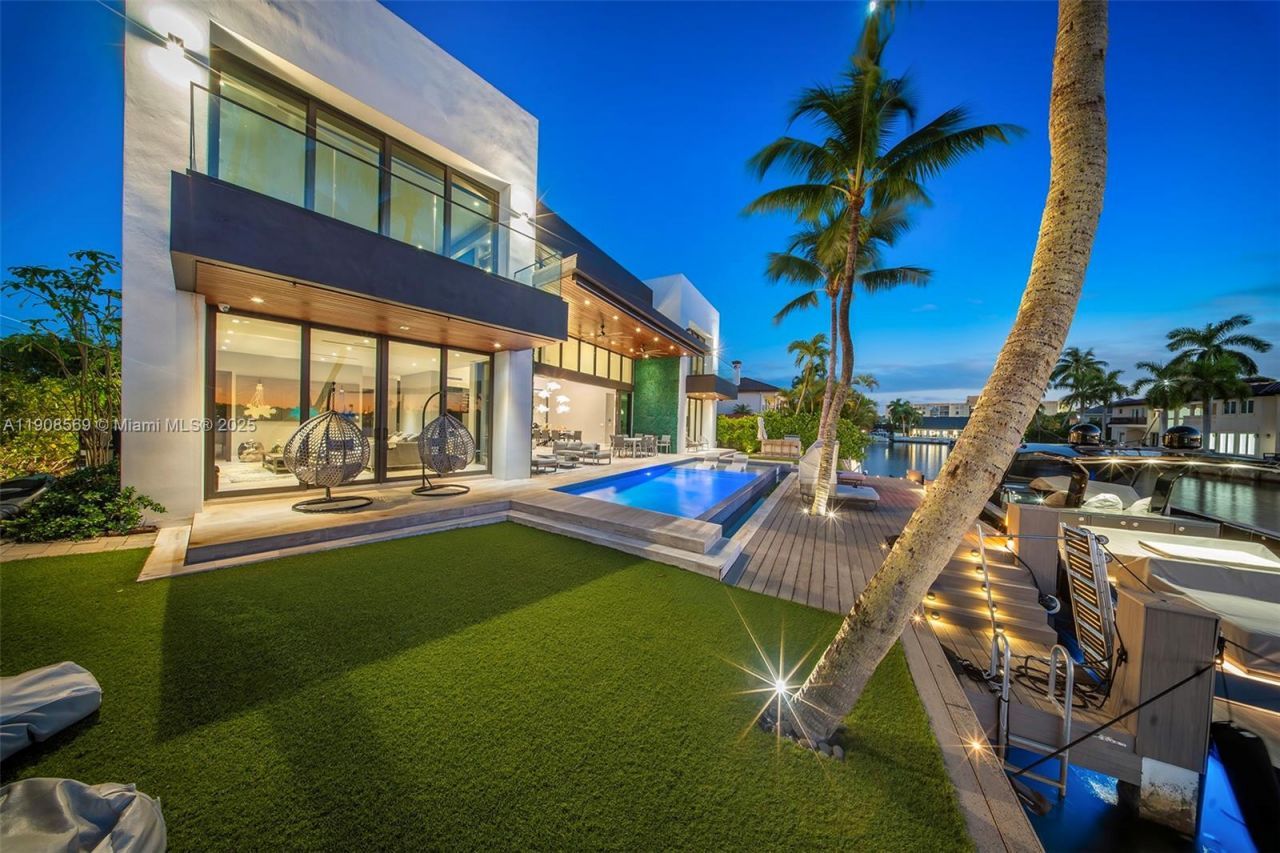 16470 NE 30th Ave, North Miami Beach, FL 33160 Photo