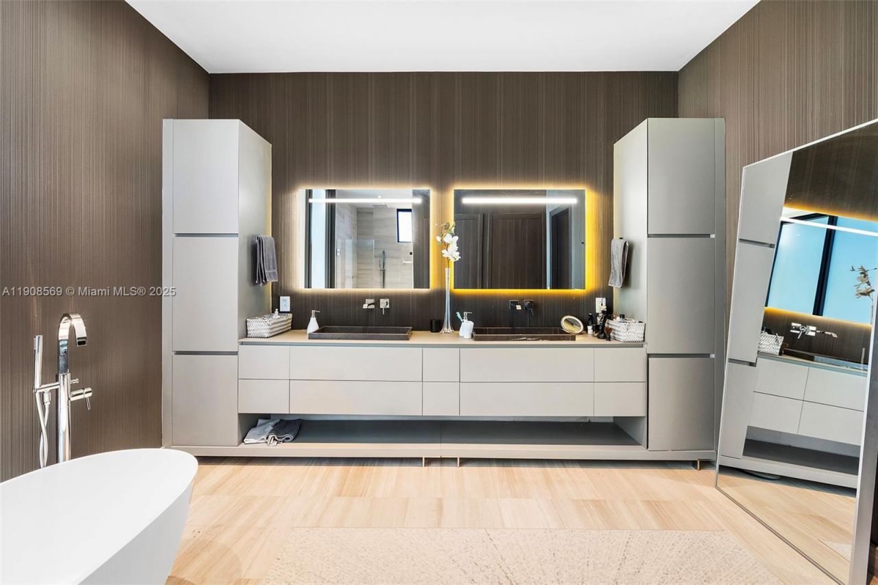 16470 NE 30th Ave, North Miami Beach, FL 33160 Photo