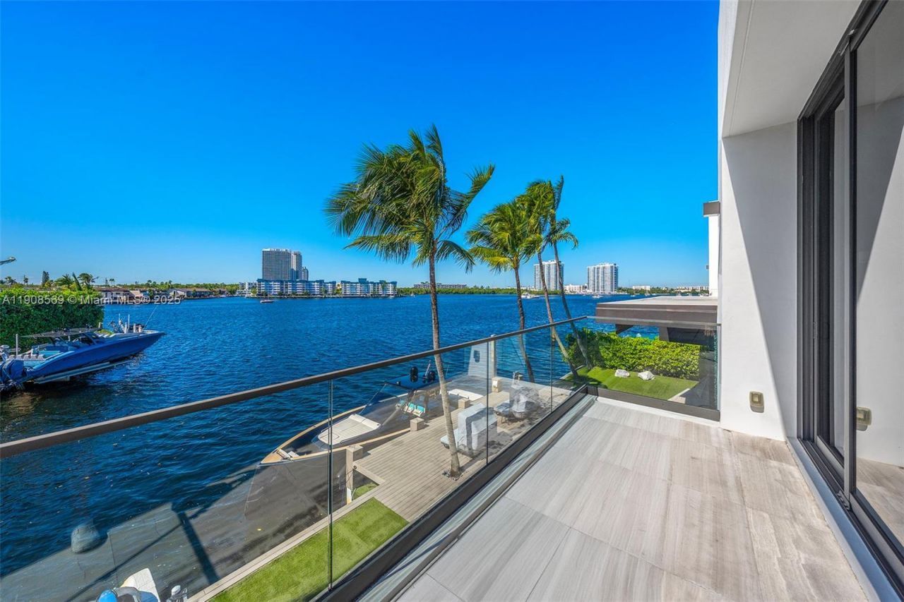 16470 NE 30th Ave, North Miami Beach, FL 33160 Photo