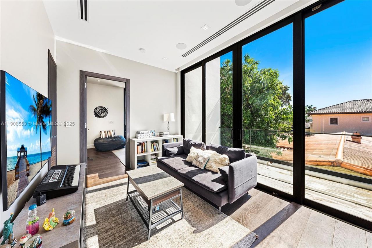 16470 NE 30th Ave, North Miami Beach, FL 33160 Photo