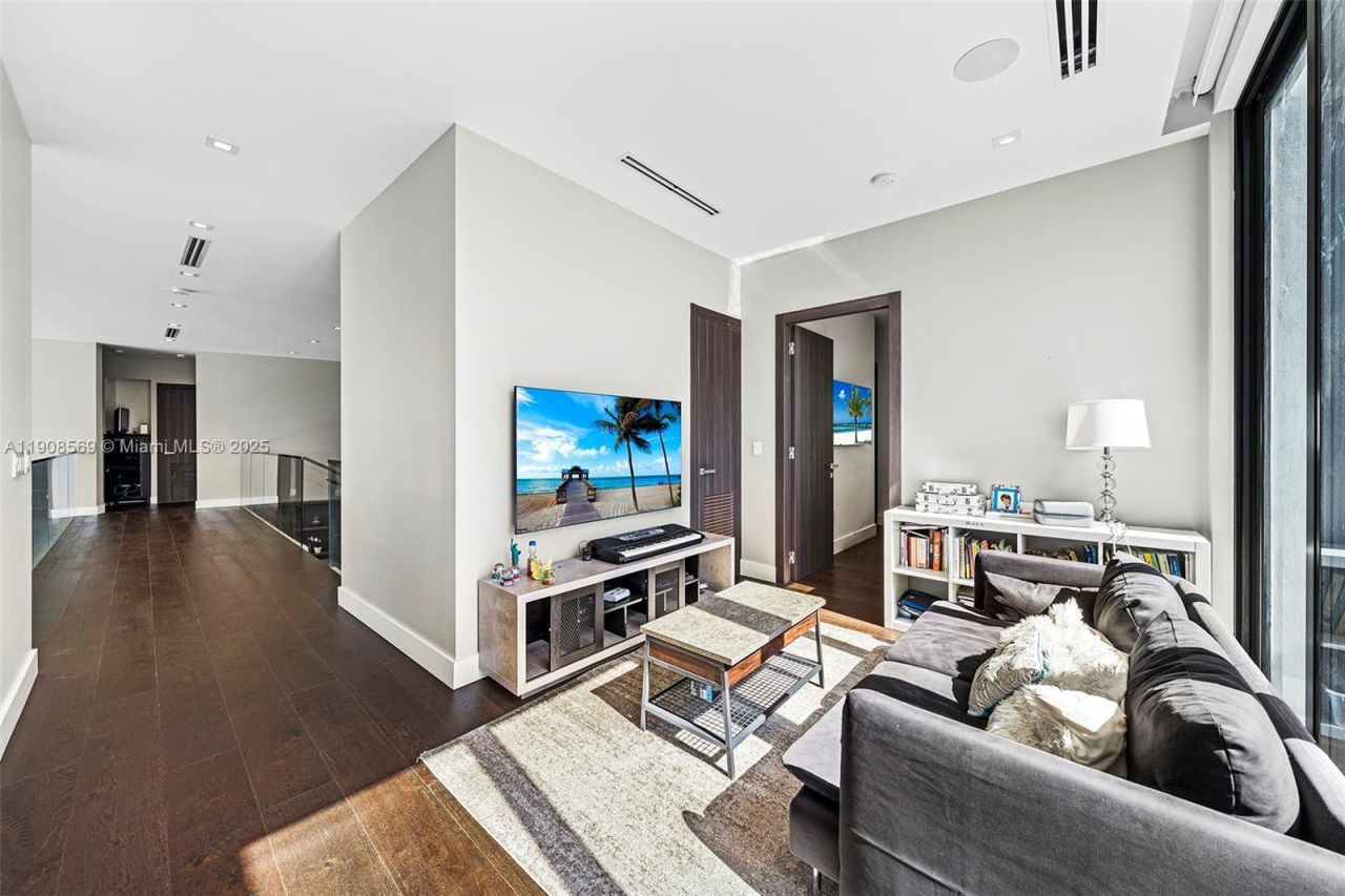 16470 NE 30th Ave, North Miami Beach, FL 33160 Photo