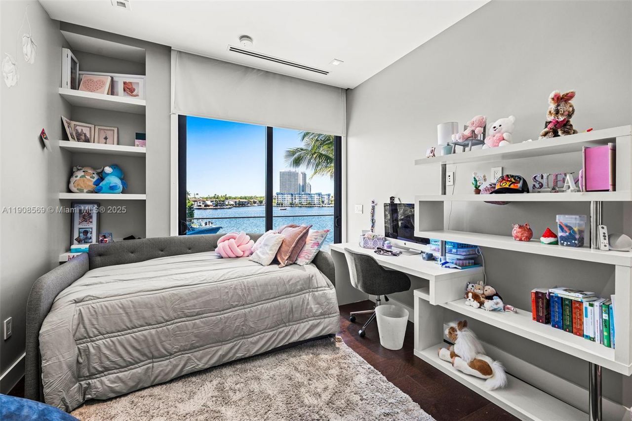 16470 NE 30th Ave, North Miami Beach, FL 33160 Photo