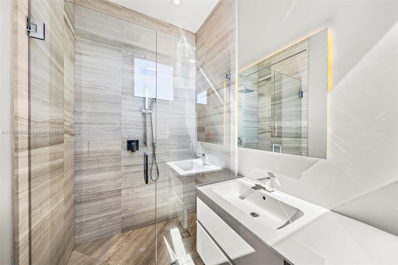 16470 NE 30th Ave, North Miami Beach, FL 33160 Photo