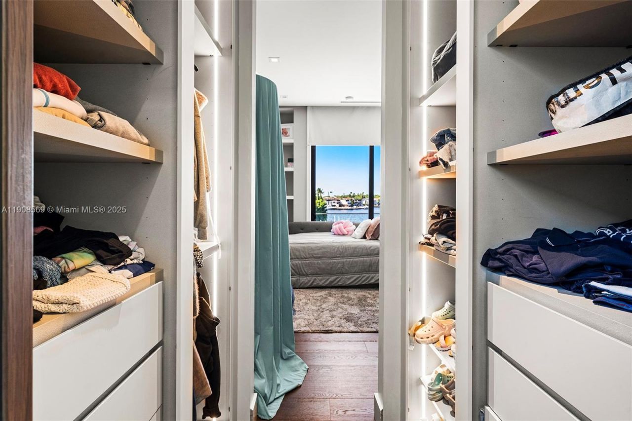 16470 NE 30th Ave, North Miami Beach, FL 33160 Photo