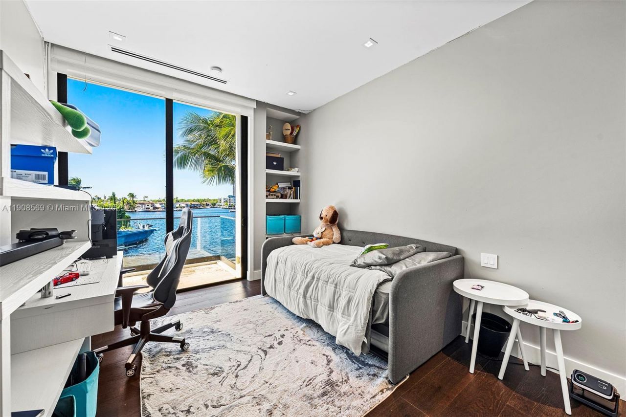 16470 NE 30th Ave, North Miami Beach, FL 33160 Photo