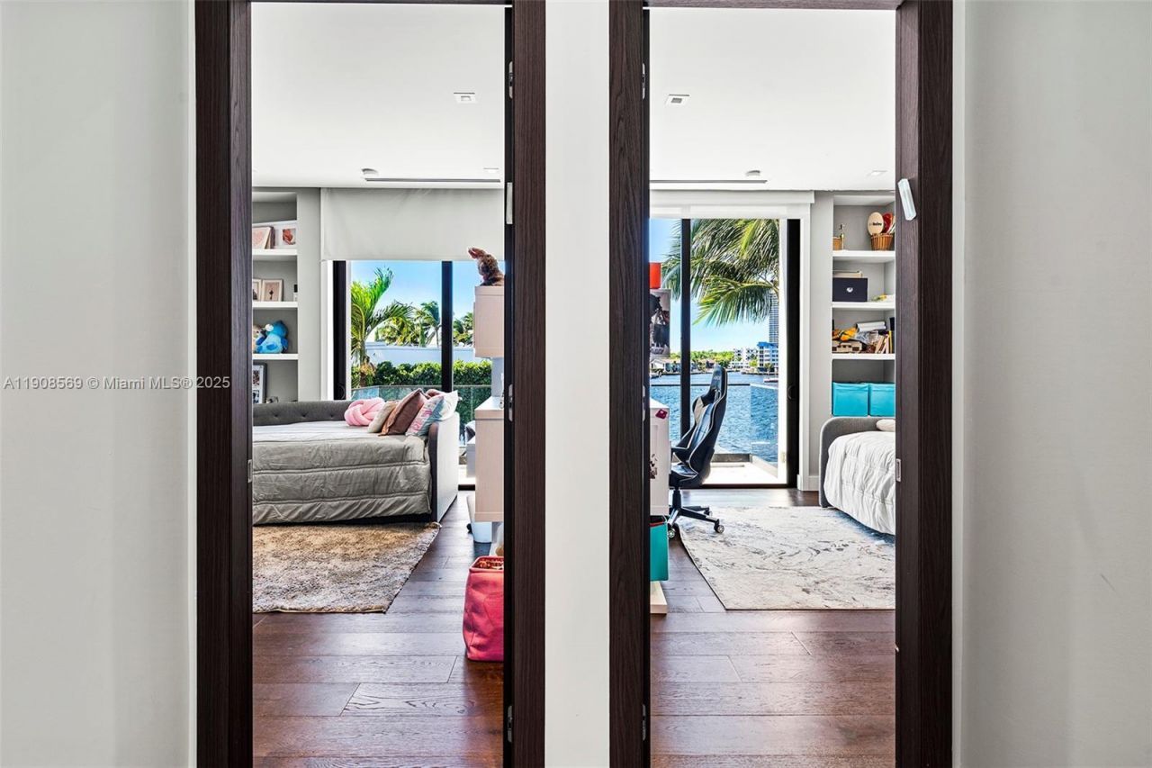 16470 NE 30th Ave, North Miami Beach, FL 33160 Photo