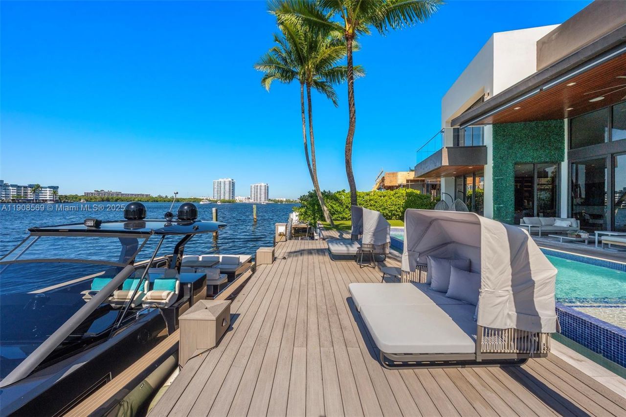 16470 NE 30th Ave, North Miami Beach, FL 33160 Photo