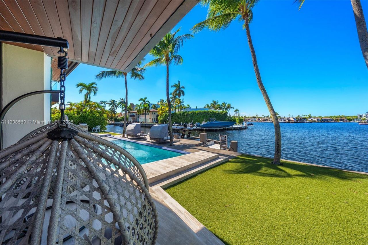 16470 NE 30th Ave, North Miami Beach, FL 33160 Photo