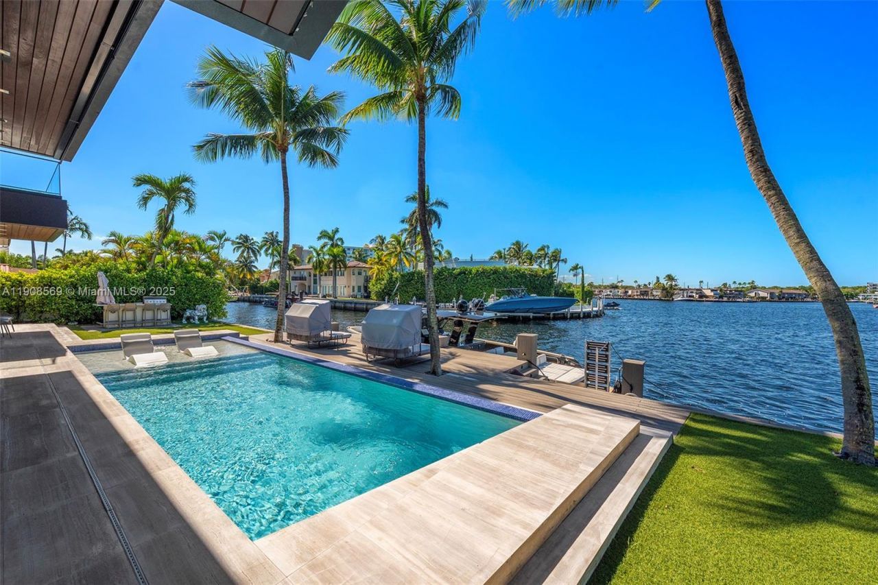 16470 NE 30th Ave, North Miami Beach, FL 33160 Photo