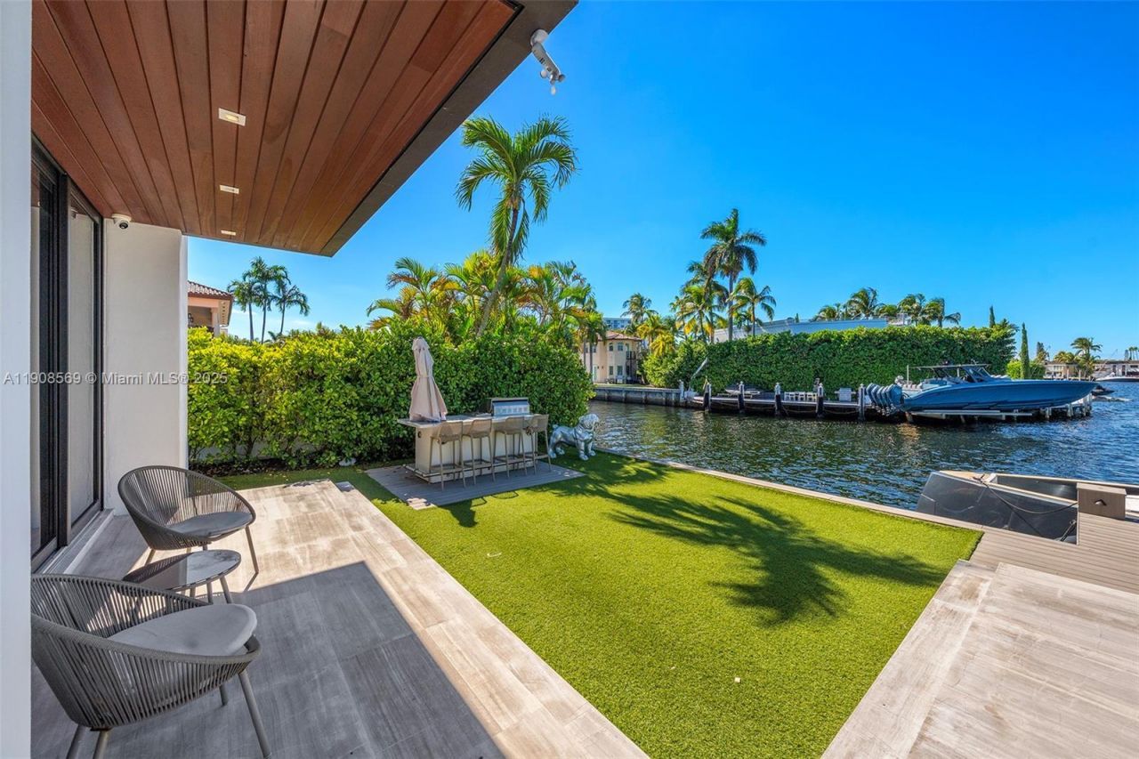 16470 NE 30th Ave, North Miami Beach, FL 33160 Photo