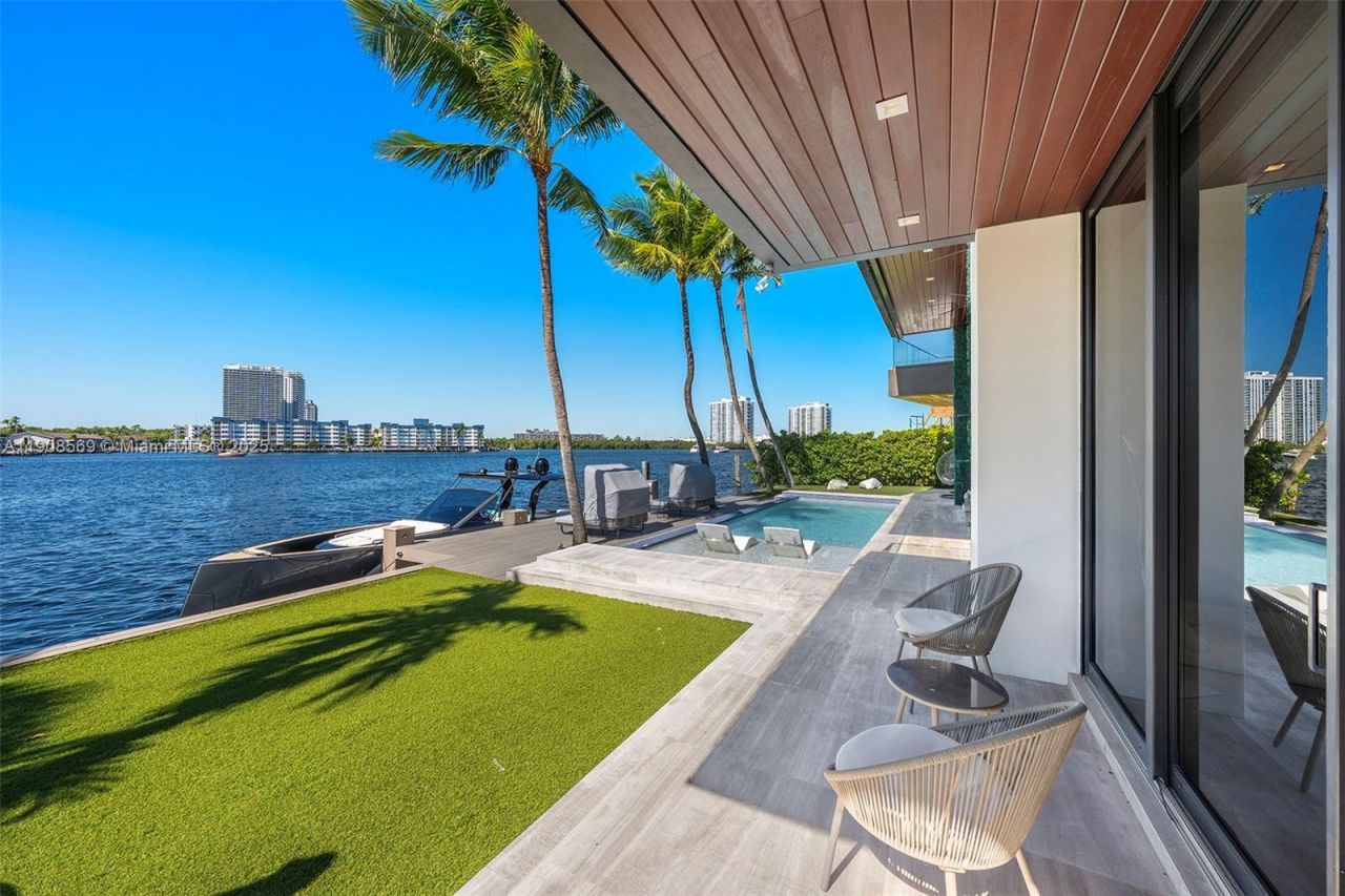 16470 NE 30th Ave, North Miami Beach, FL 33160 Photo