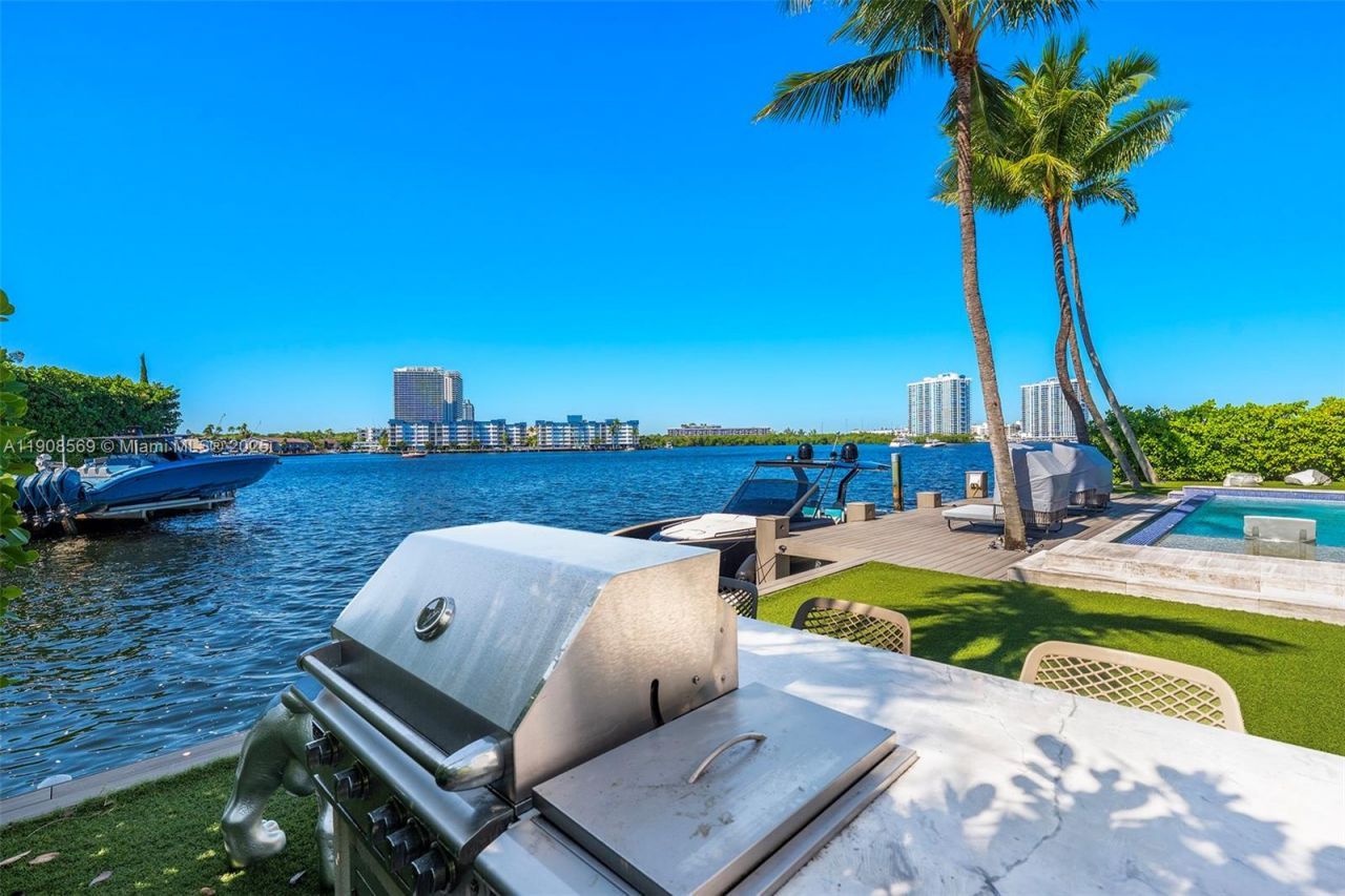 16470 NE 30th Ave, North Miami Beach, FL 33160 Photo