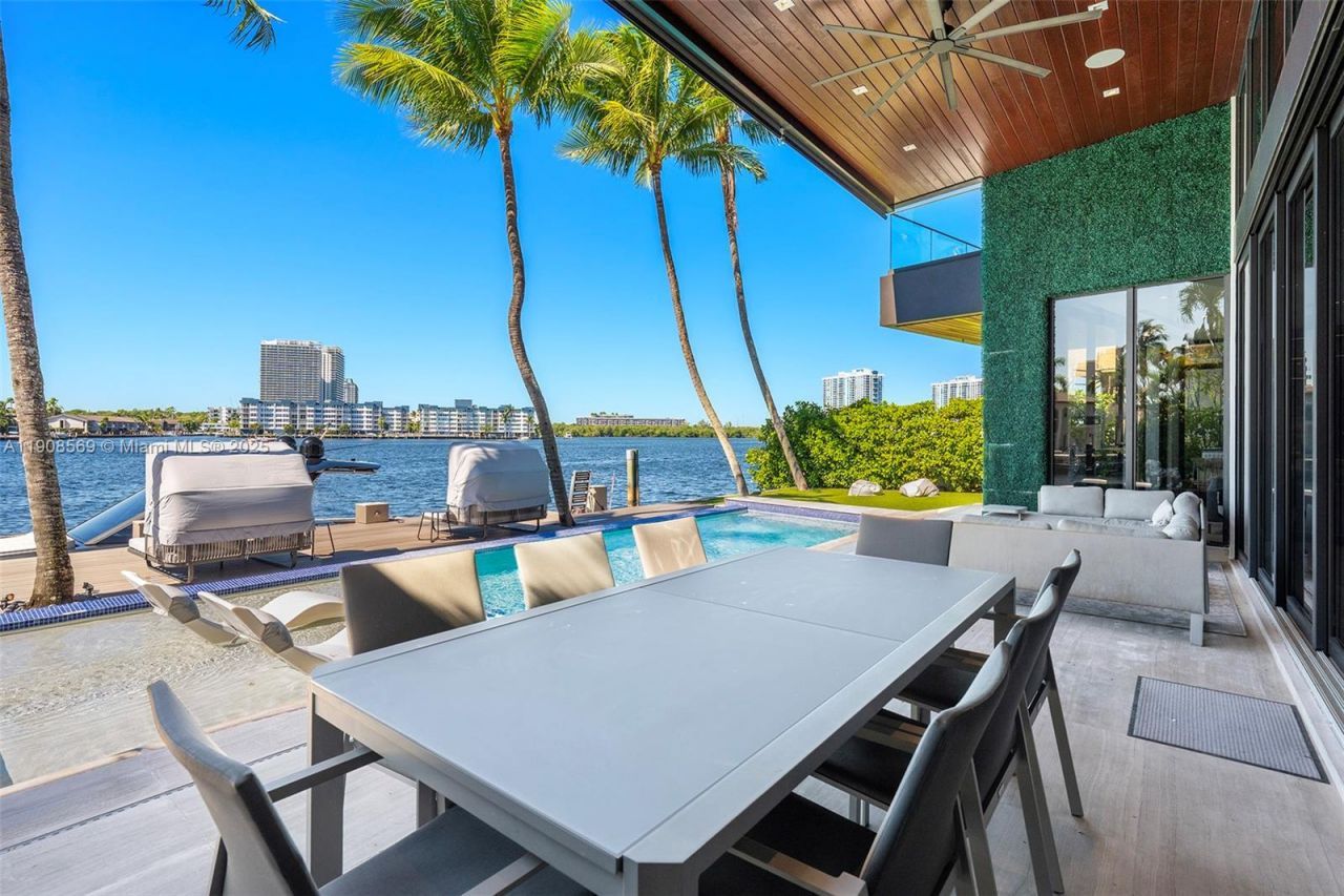 16470 NE 30th Ave, North Miami Beach, FL 33160 Photo