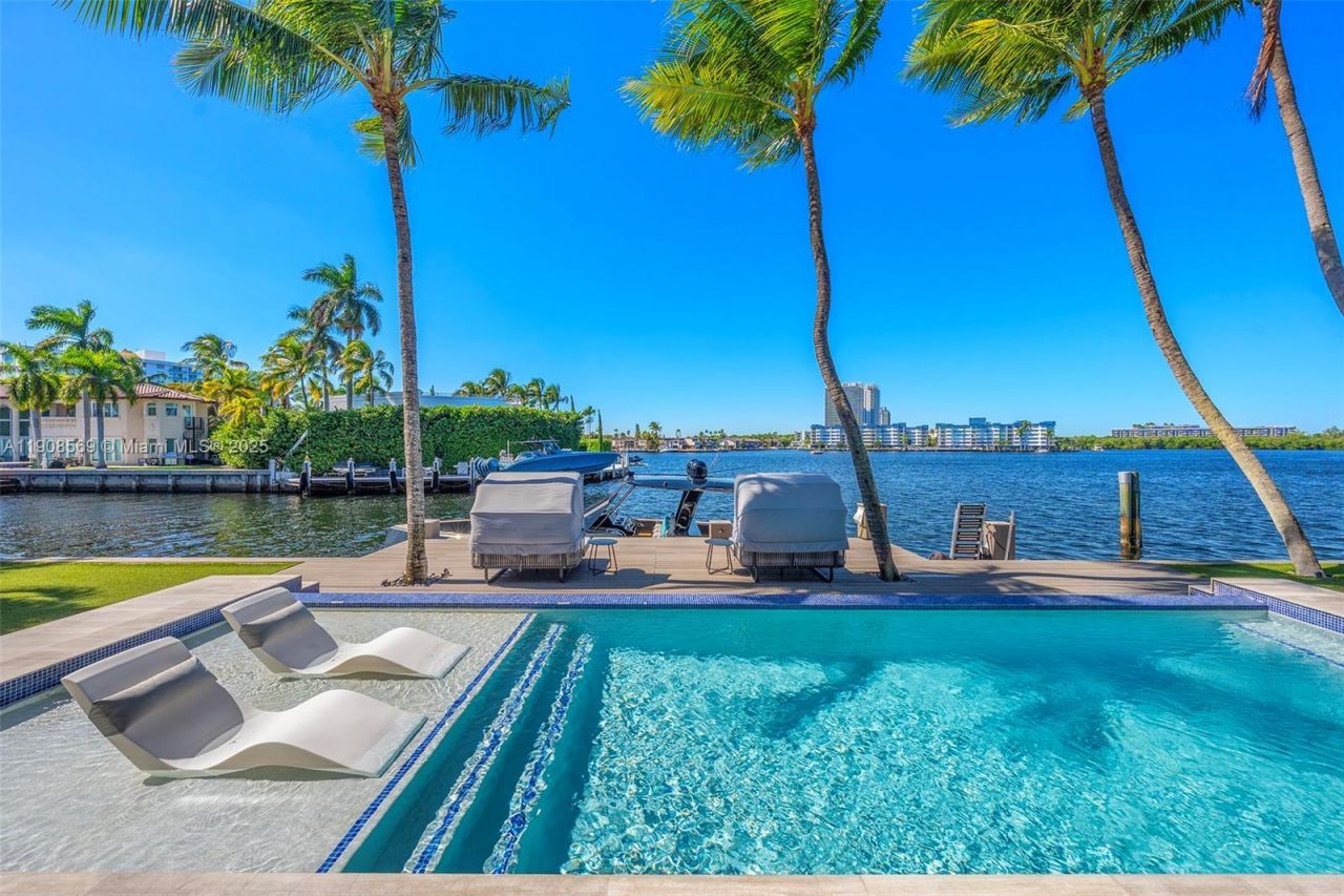 16470 NE 30th Ave, North Miami Beach, FL 33160 Photo