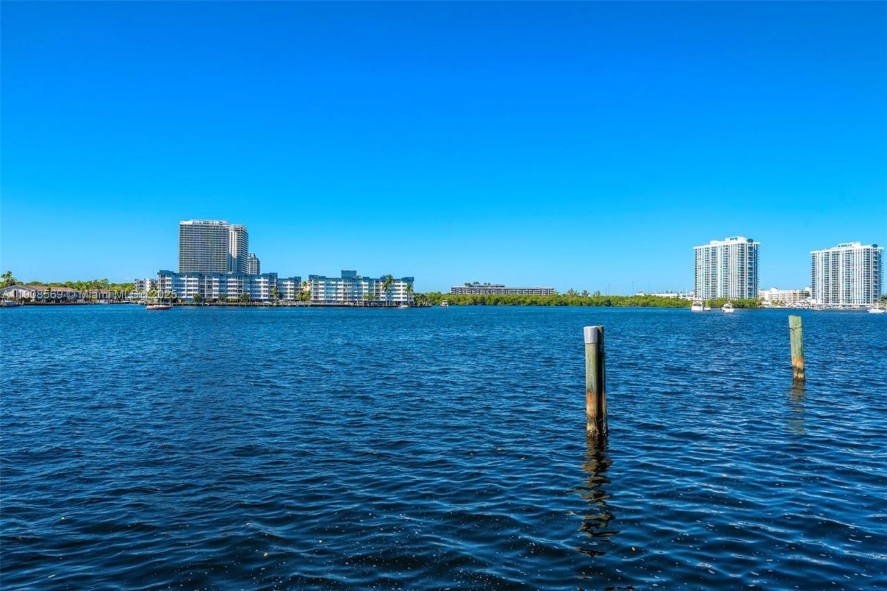 16470 NE 30th Ave, North Miami Beach, FL 33160 Photo