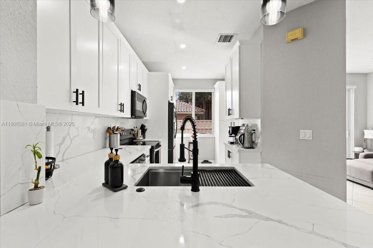 4086 NW 92nd Ave, Sunrise, FL 33351 Photo