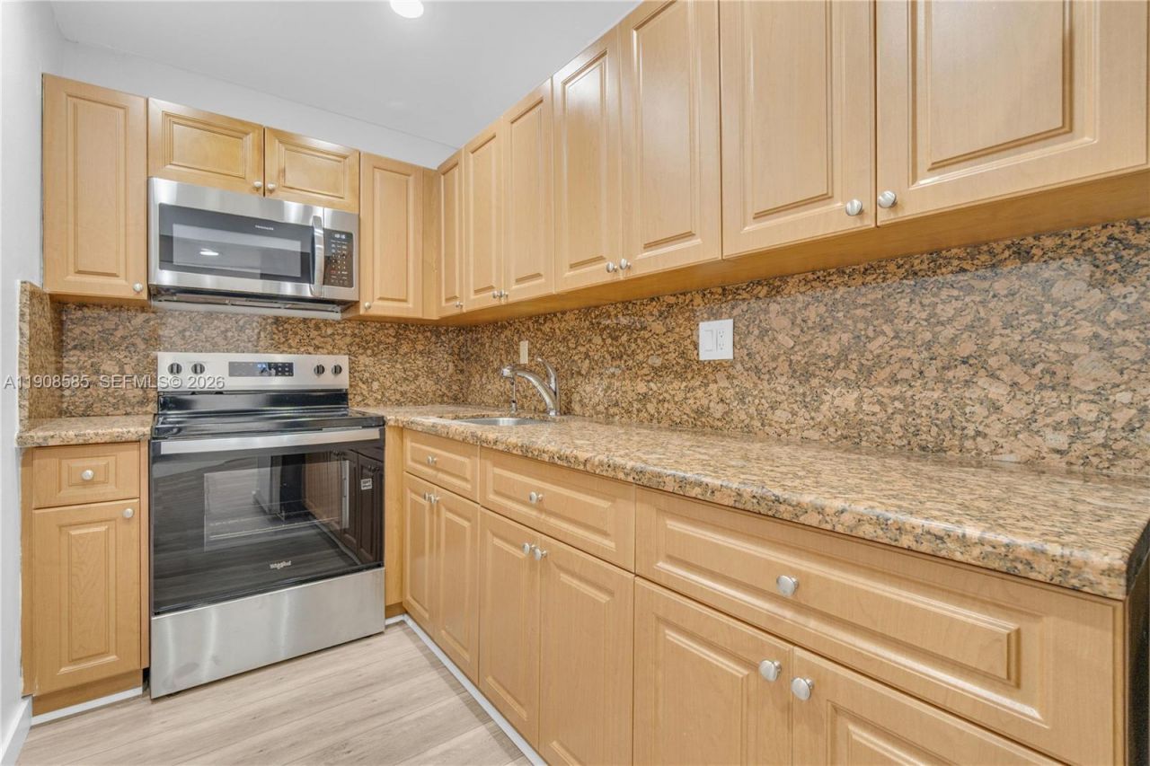 4709 NW 7th St, Unit 204-9, Miami, FL 33126 Photo