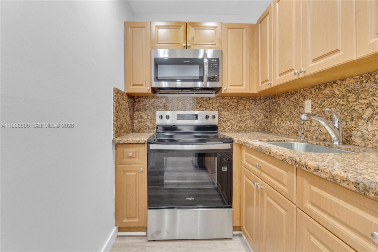 4709 NW 7th St, Unit 204-9, Miami, FL 33126 Photo