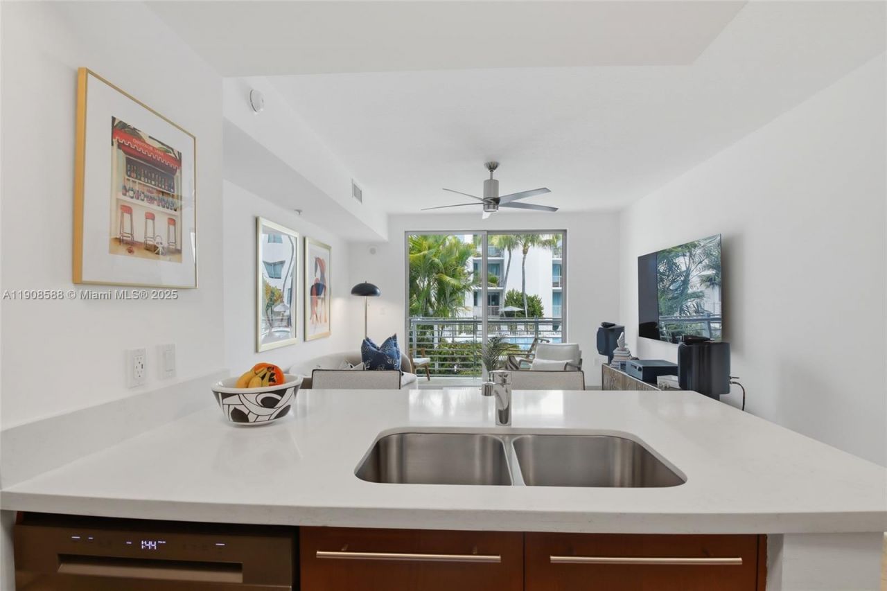 110 Washington Ave, Unit 2420, Miami Beach, FL 33139 Photo