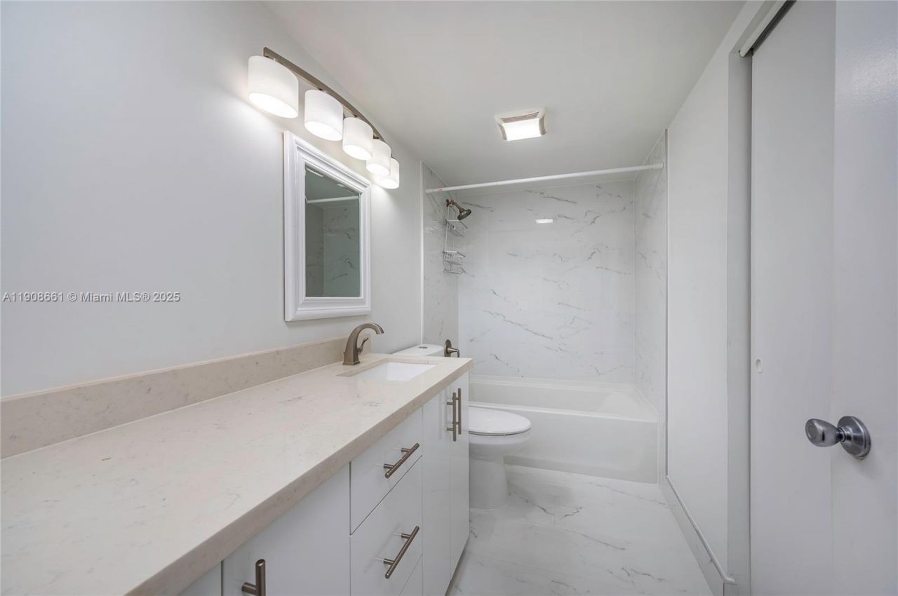 10421 Mahogany Key Cir, Unit 105, Miami, FL 33196 Photo