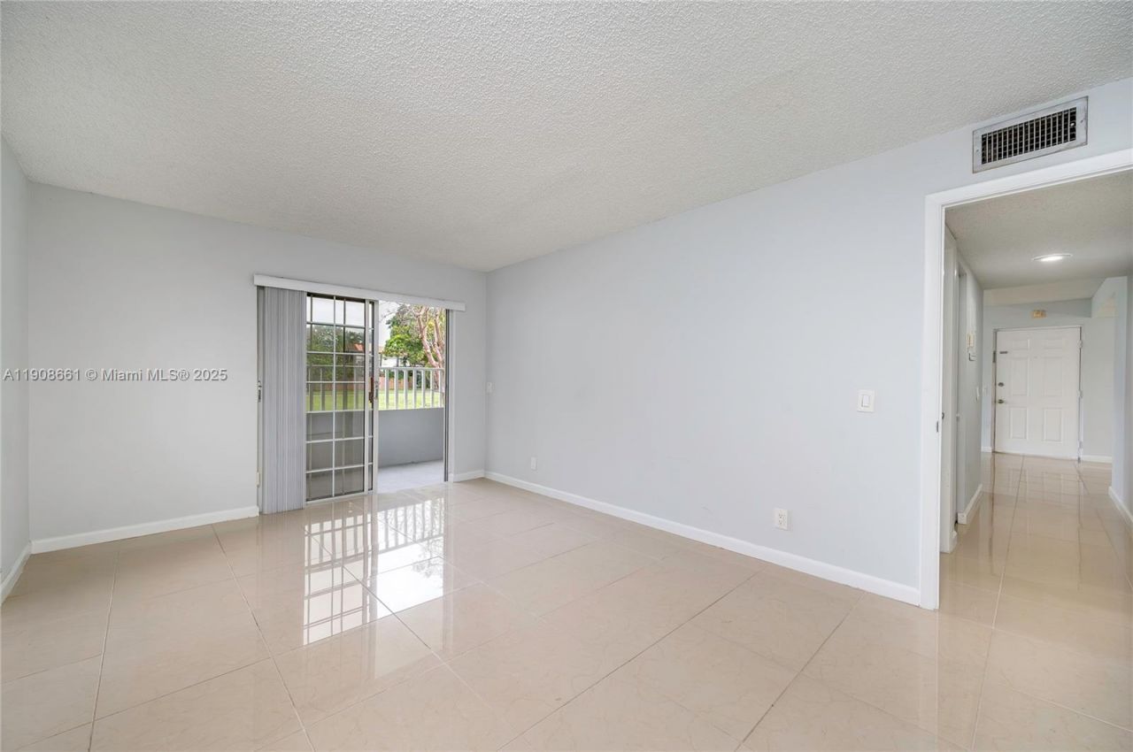 10421 Mahogany Key Cir, Unit 105, Miami, FL 33196 Photo