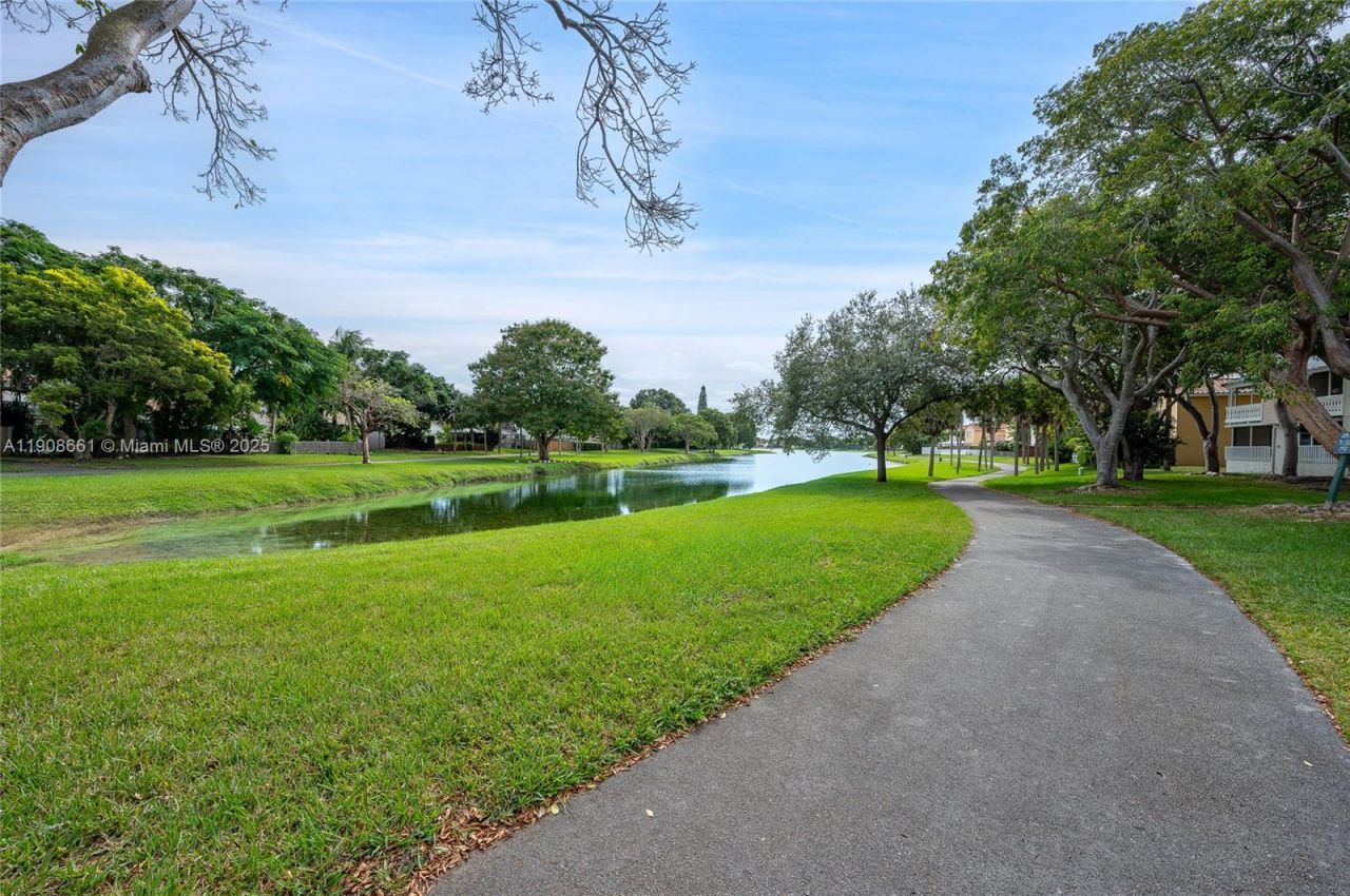 10421 Mahogany Key Cir, Unit 105, Miami, FL 33196 Photo