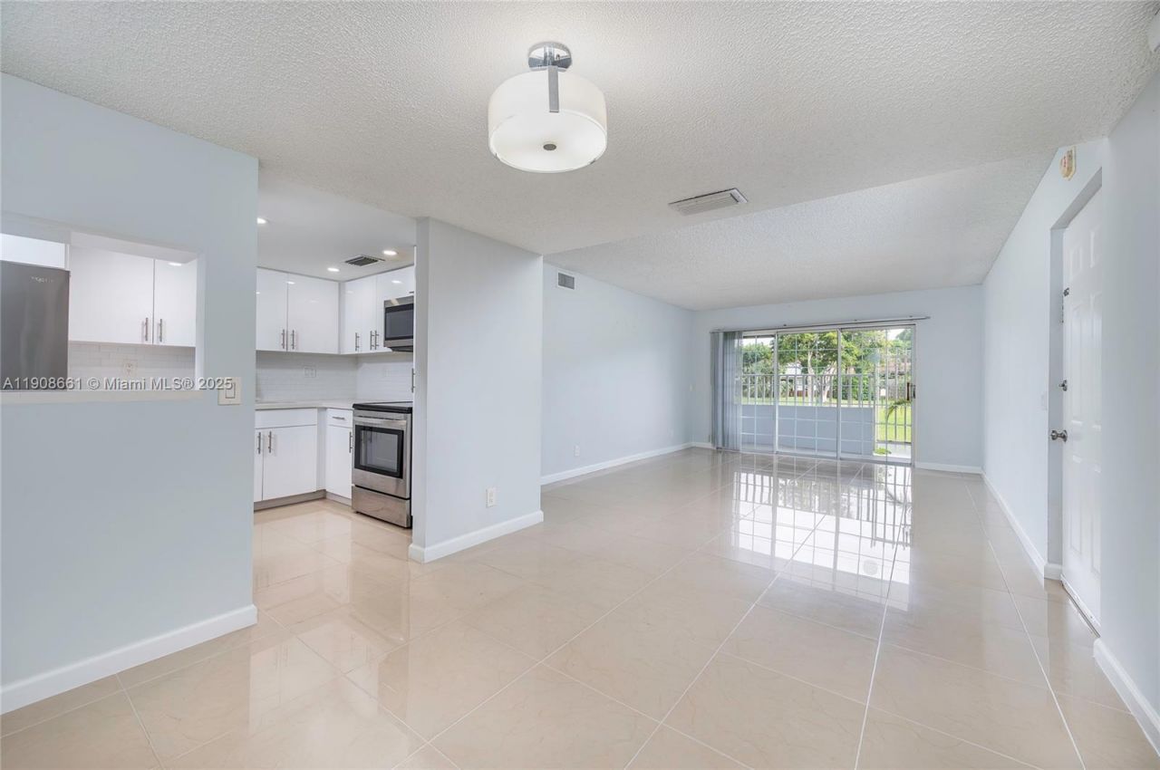 10421 Mahogany Key Cir, Unit 105, Miami, FL 33196 Photo