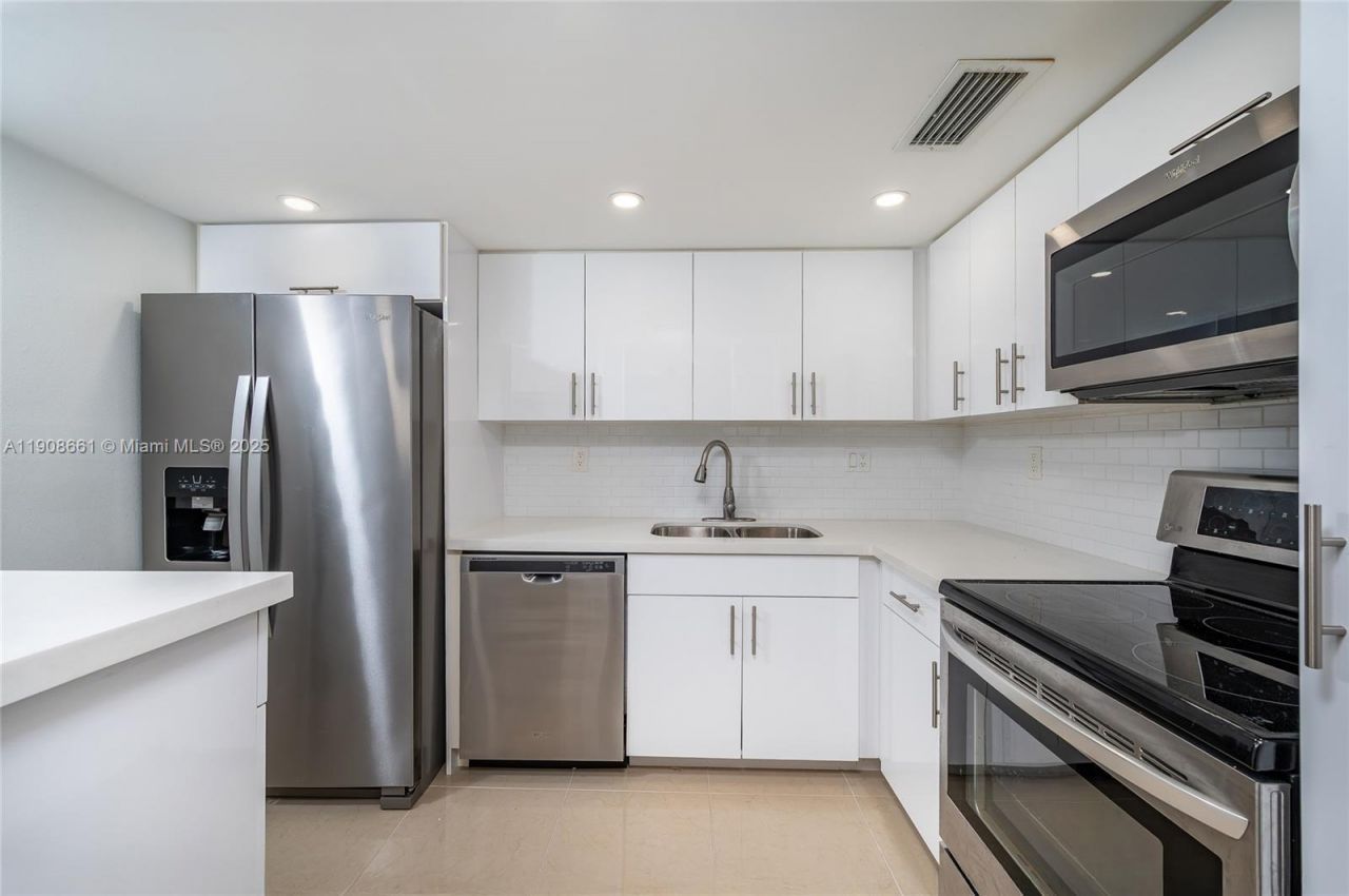 10421 Mahogany Key Cir, Unit 105, Miami, FL 33196 Photo