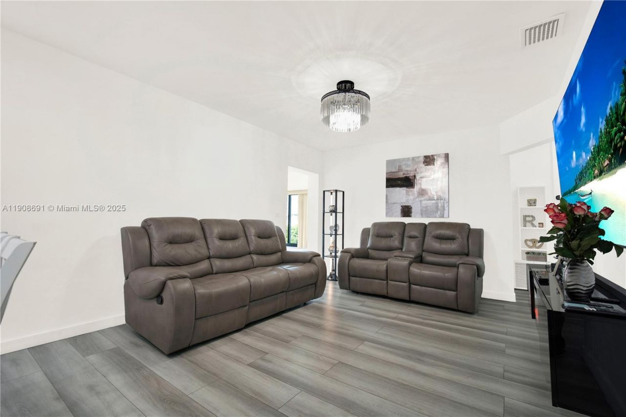 660 E 38th St, Hialeah, FL 33013 Photo