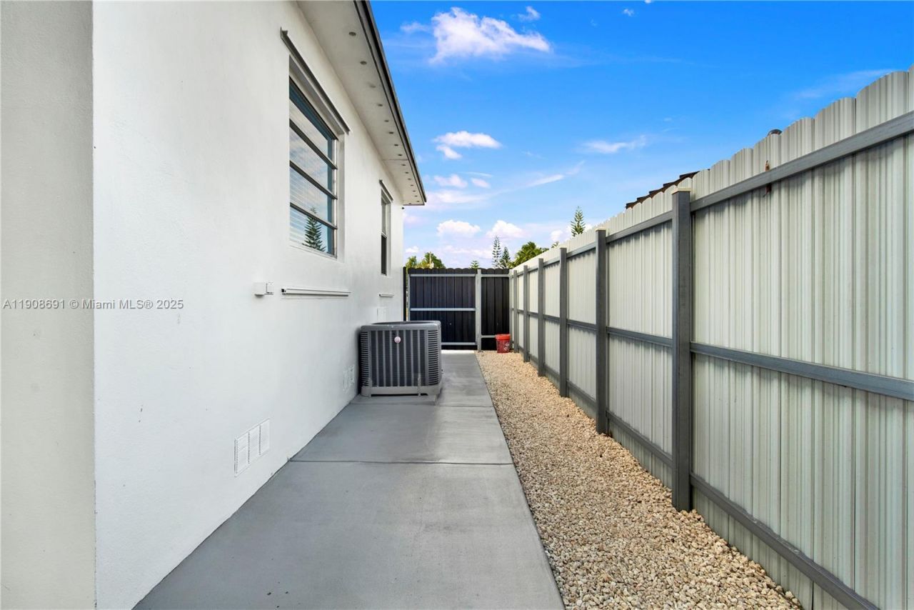 660 E 38th St, Hialeah, FL 33013 Photo