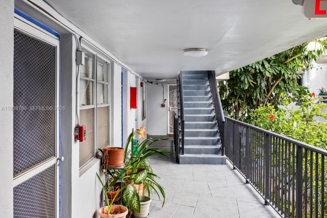 9140 Collins Ave, Unit C, Surfside, FL 33154 Photo