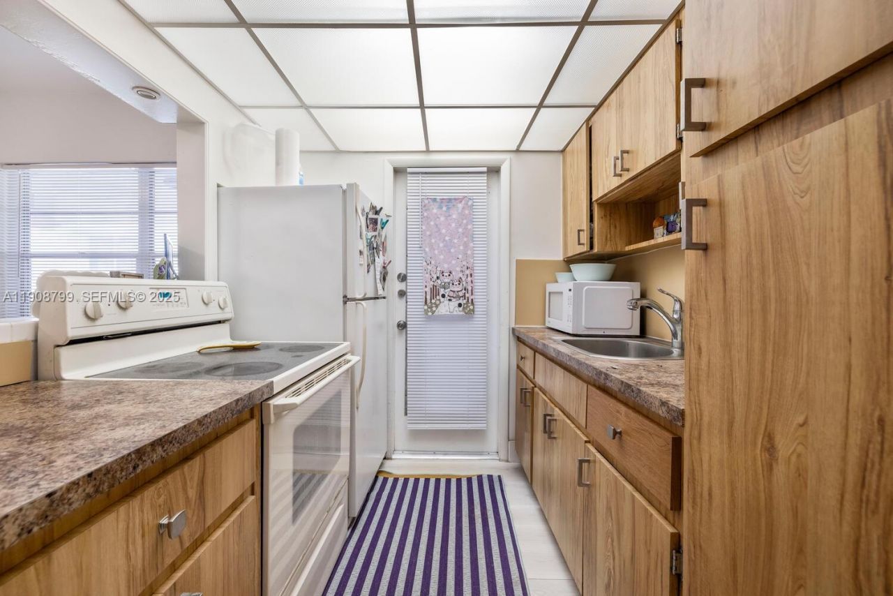 9140 Collins Ave, Unit C, Surfside, FL 33154 Photo