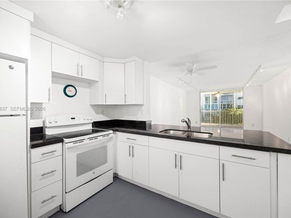 619 NE 14th Ave, Unit 304, Hallandale Beach, FL 33009