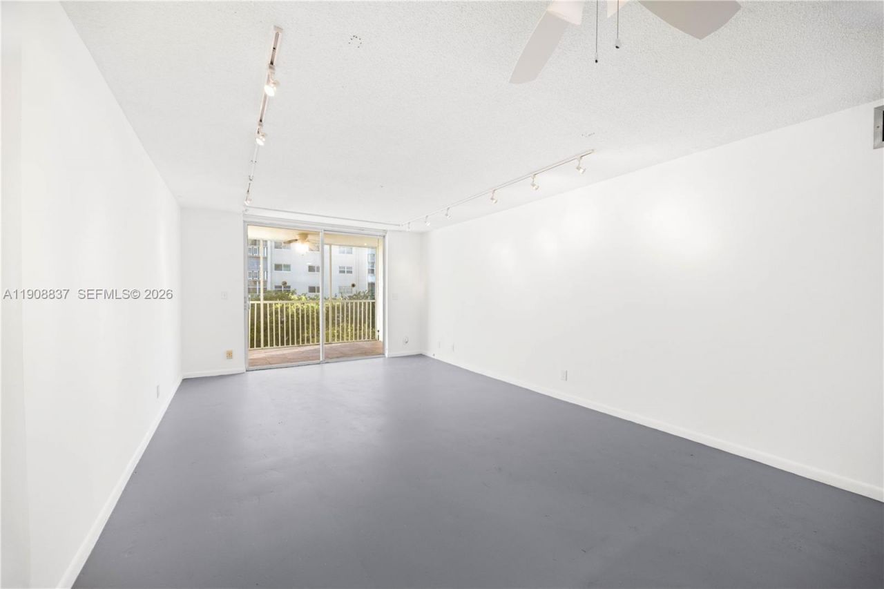 619 NE 14th Ave, Unit 304, Hallandale Beach, FL 33009 Photo