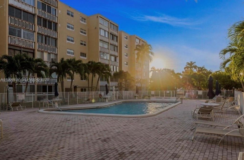 619 NE 14th Ave, Unit 304, Hallandale Beach, FL 33009 Photo