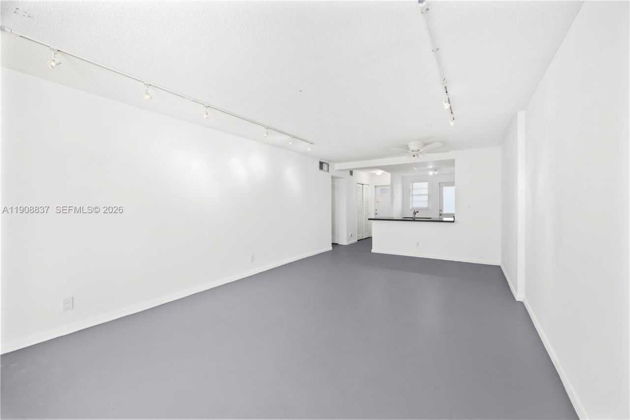 619 NE 14th Ave, Unit 304, Hallandale Beach, FL 33009 Photo