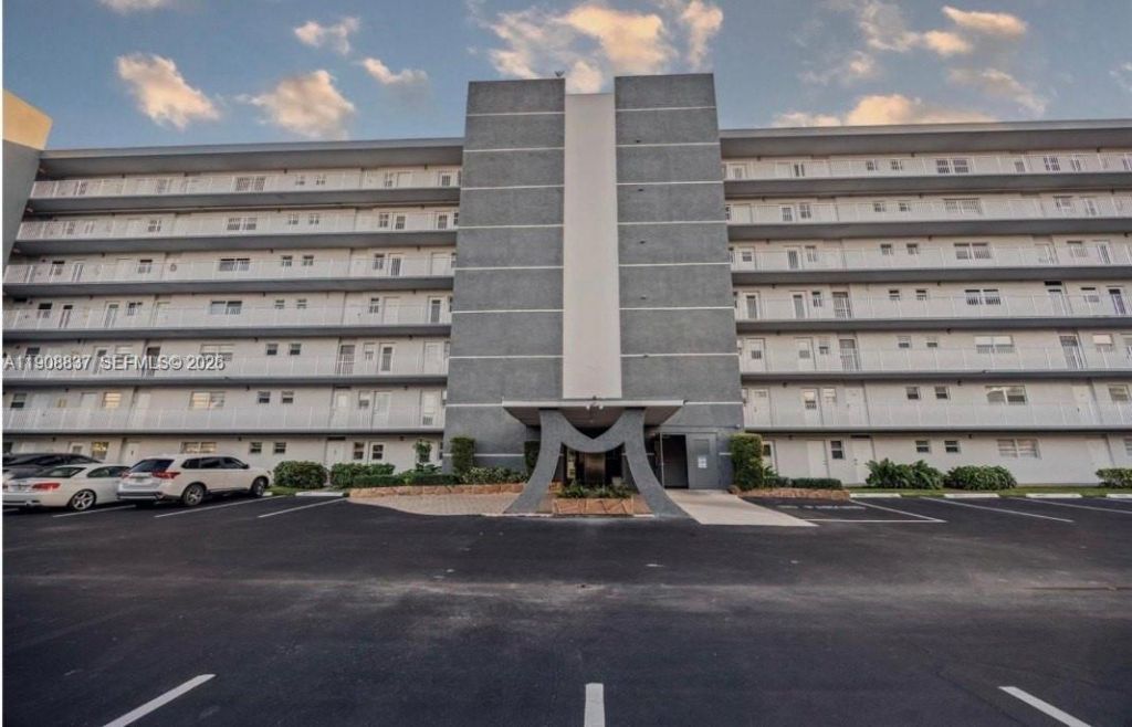 619 NE 14th Ave, Unit 304, Hallandale Beach, FL 33009 Photo