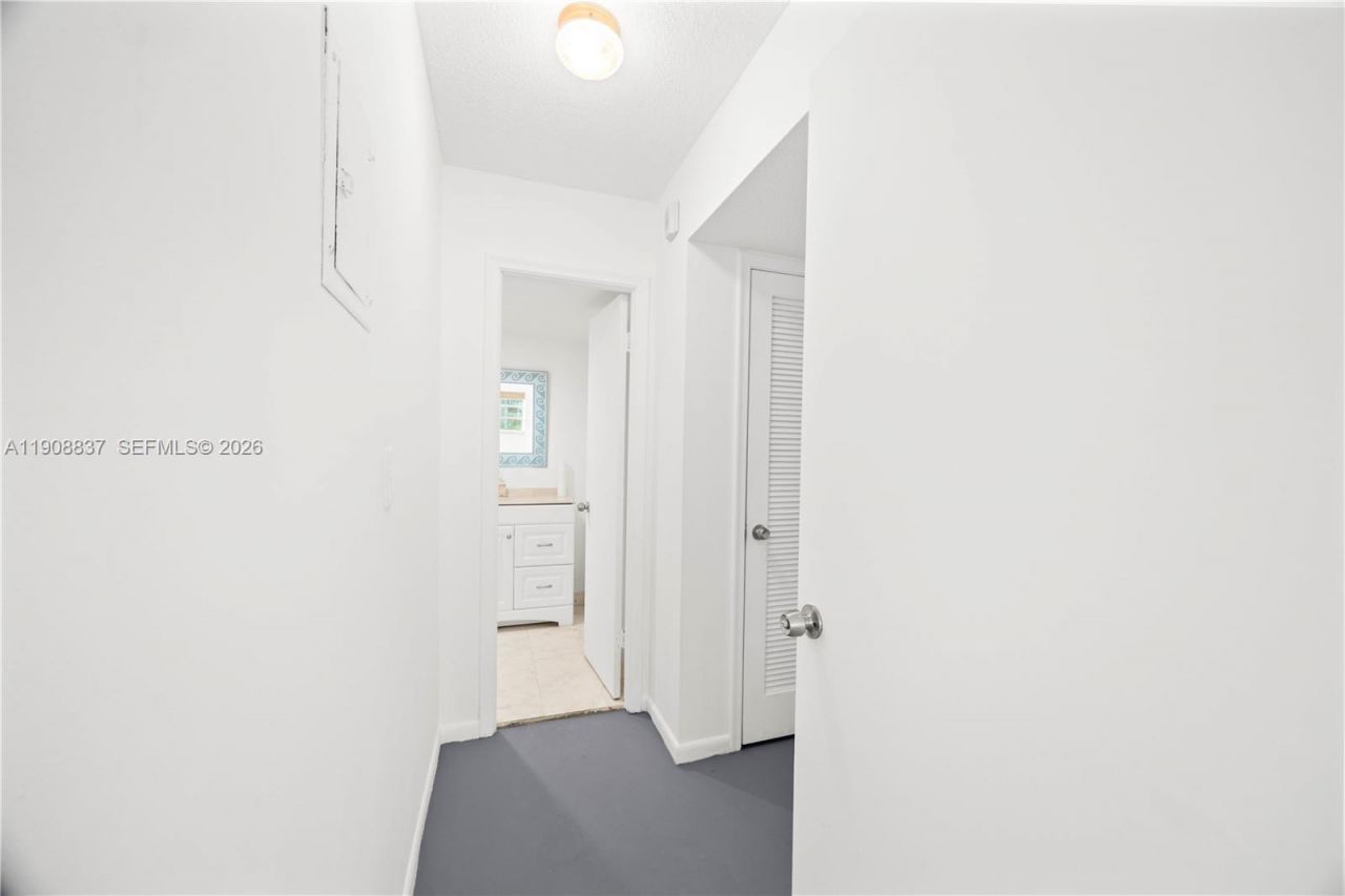 619 NE 14th Ave, Unit 304, Hallandale Beach, FL 33009 Photo