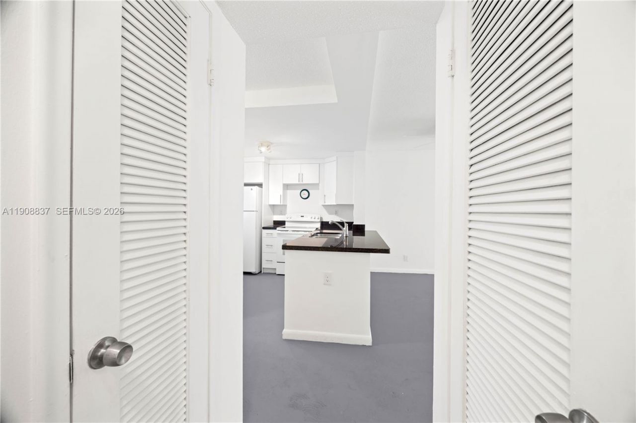 619 NE 14th Ave, Unit 304, Hallandale Beach, FL 33009 Photo