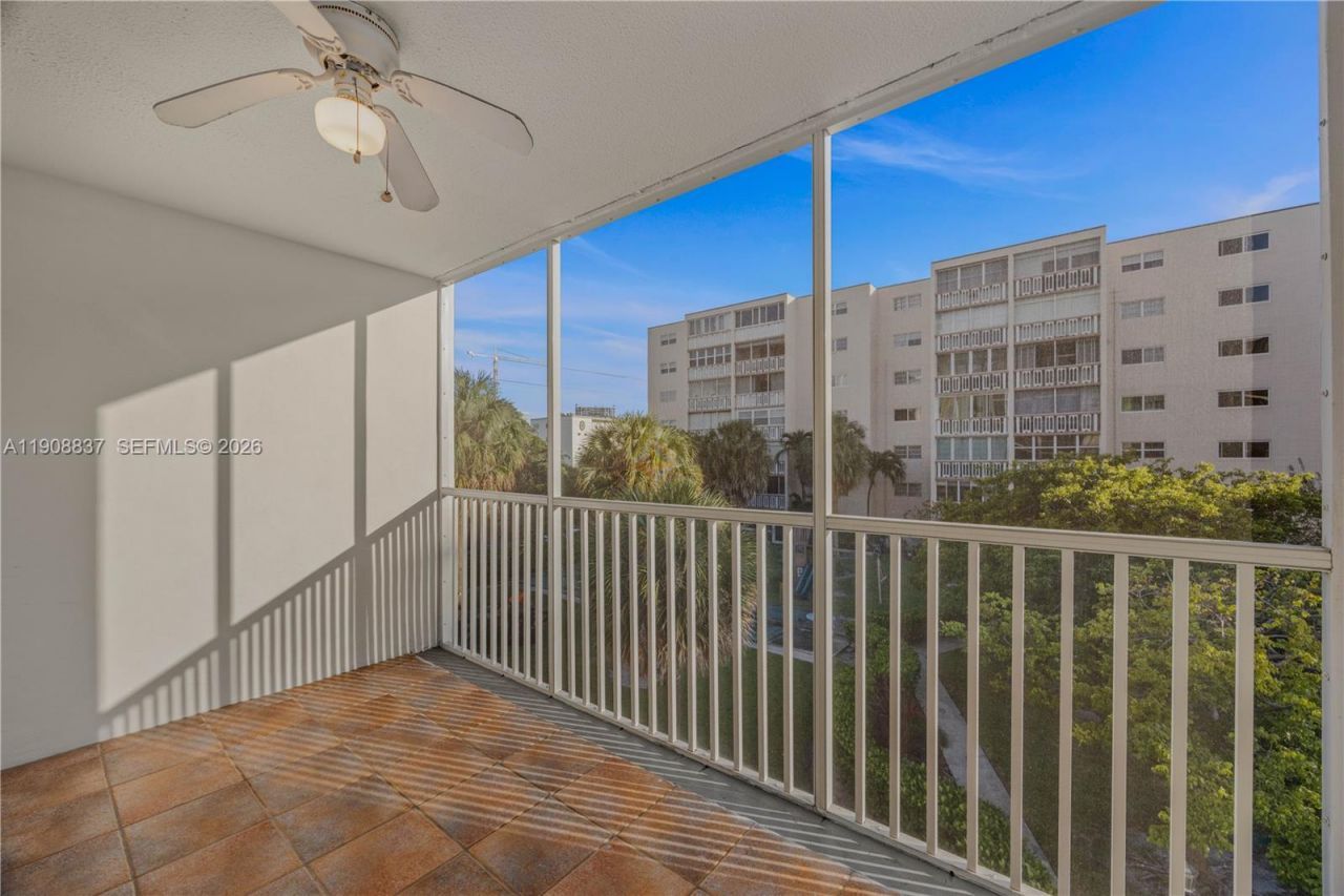 619 NE 14th Ave, Unit 304, Hallandale Beach, FL 33009 Photo
