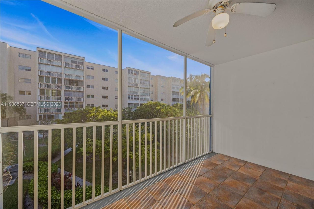 619 NE 14th Ave, Unit 304, Hallandale Beach, FL 33009 Photo