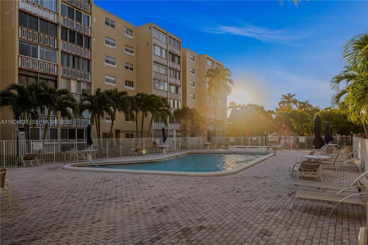 619 NE 14th Ave, Unit 304, Hallandale Beach, FL 33009 Photo