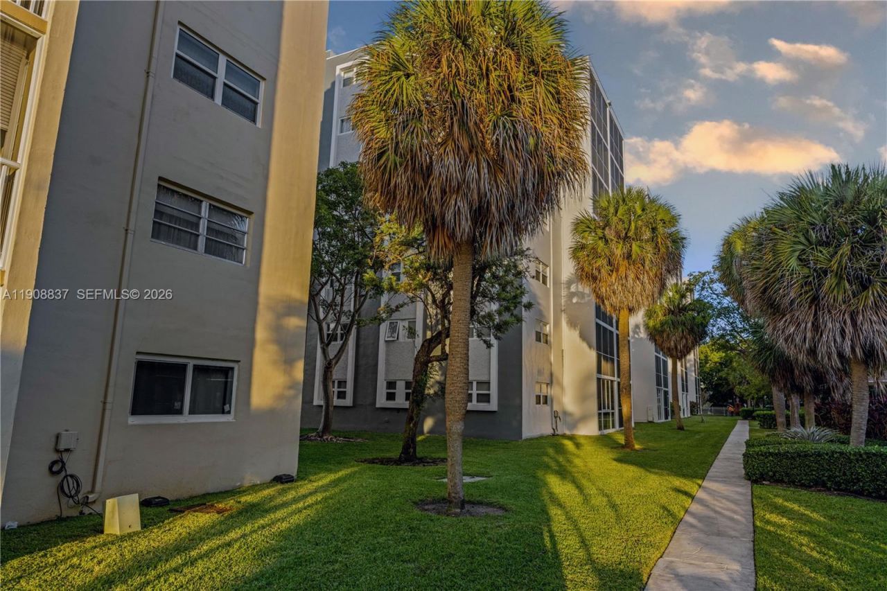 619 NE 14th Ave, Unit 304, Hallandale Beach, FL 33009 Photo