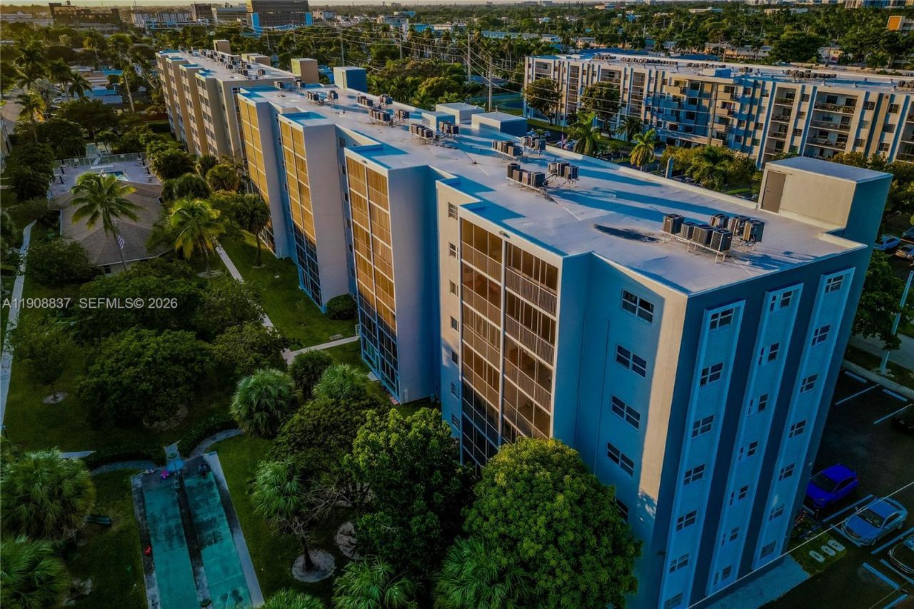 619 NE 14th Ave, Unit 304, Hallandale Beach, FL 33009 Photo