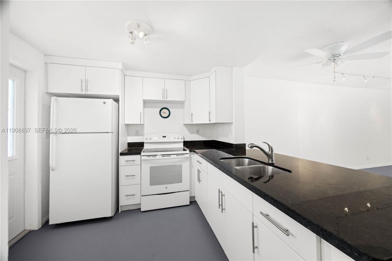 619 NE 14th Ave, Unit 304, Hallandale Beach, FL 33009 Photo